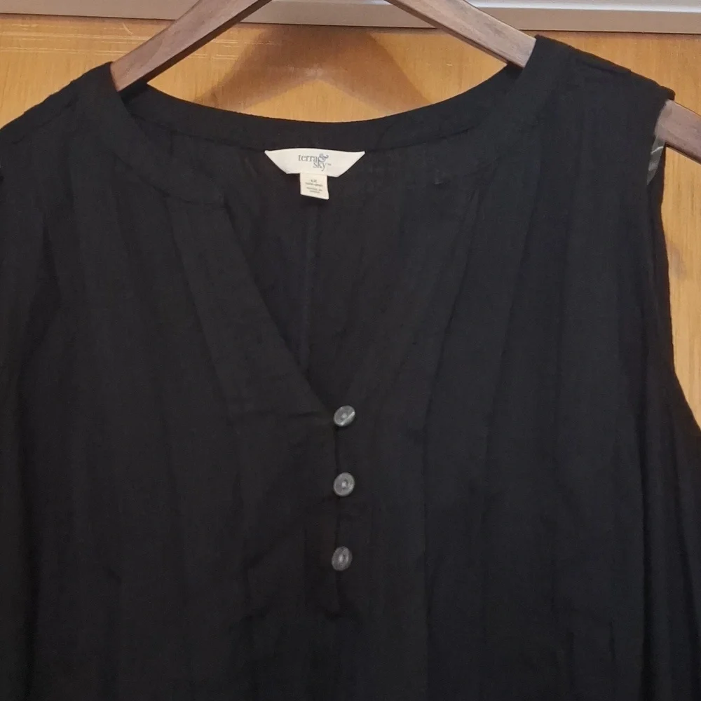 Terra & Sky Black Sleeveless Pleated Blouse - Picture 7 of 8